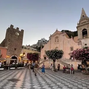 romantica-casa-nel-mare-di-taormina.sicilyhotelsitaly.net/